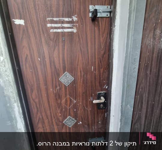 דלת עץ עם מנעול בריח עליון ותחתון